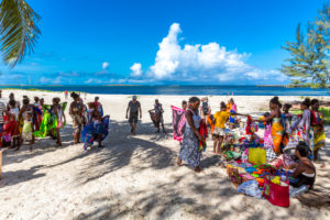 Souvenir Verkäuferinnen am Sakalava Strand, Oronjia Nationalpark, Antsiranana, Diego Suarez, Madagaskar, Afrika, Indischer Ozean Souvenir Verkäuferinnen am Sakalava Strand, Oronjia Nationalpark, Antsiranana, Diego Suarez, Madagaskar, Afrika, Indischer Ozean